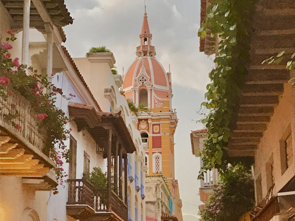 Torre de la catedral entre balcones y fachadas de Cartagena, Colombia