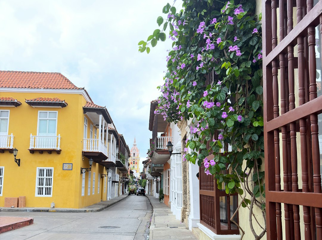 Vista de arquitectura histórica en Cartagena, Colombia