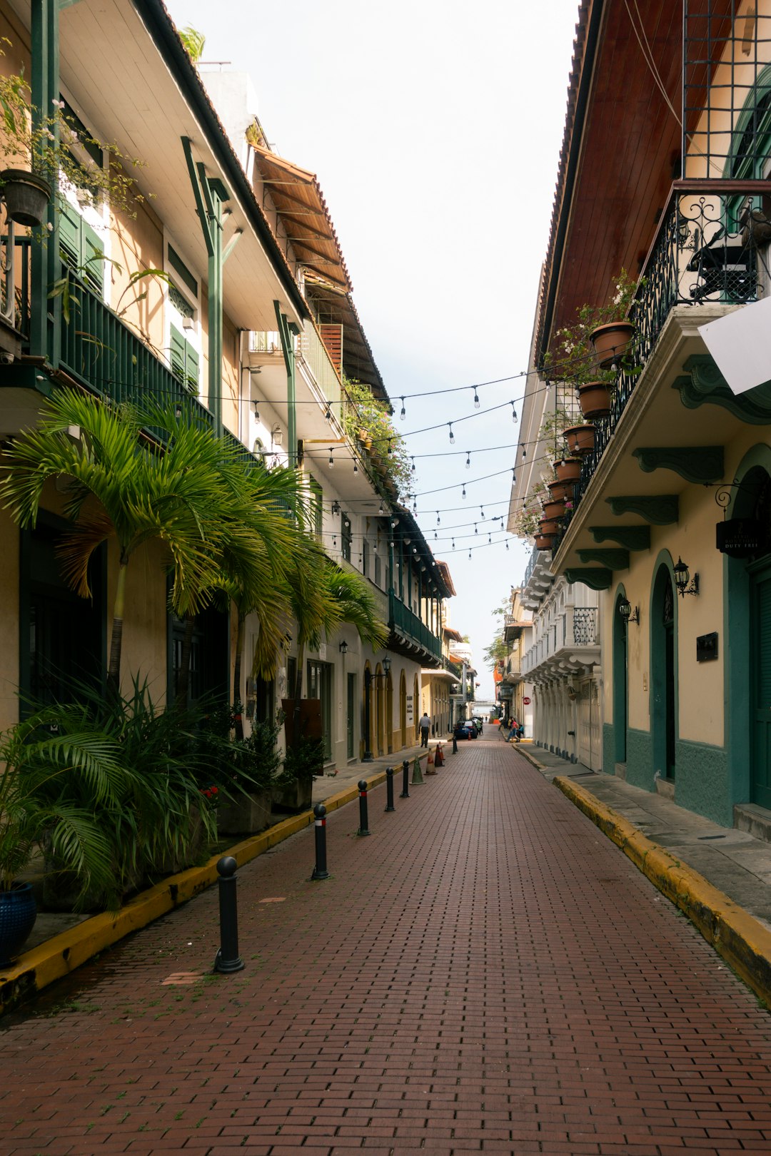 Calle de ladrillos y arquitectura colonial en el Casco Viejo de Panamá