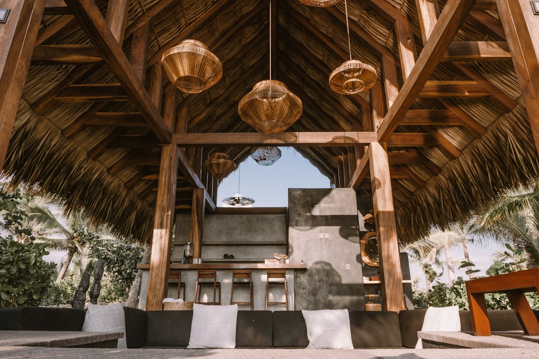 Espacio cálido de alojamiento de campo con estructura de madera y luces