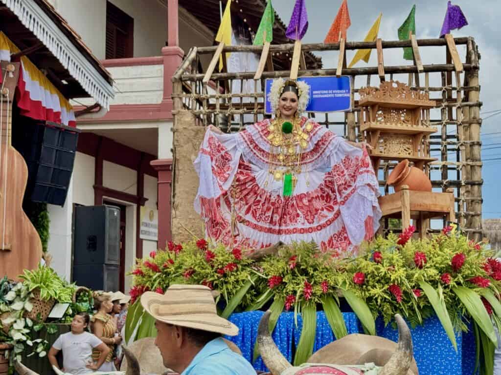 Mujer con pollera panameña en una carroza del Festival Nacional de la Mejorana en Guararé, Panamá