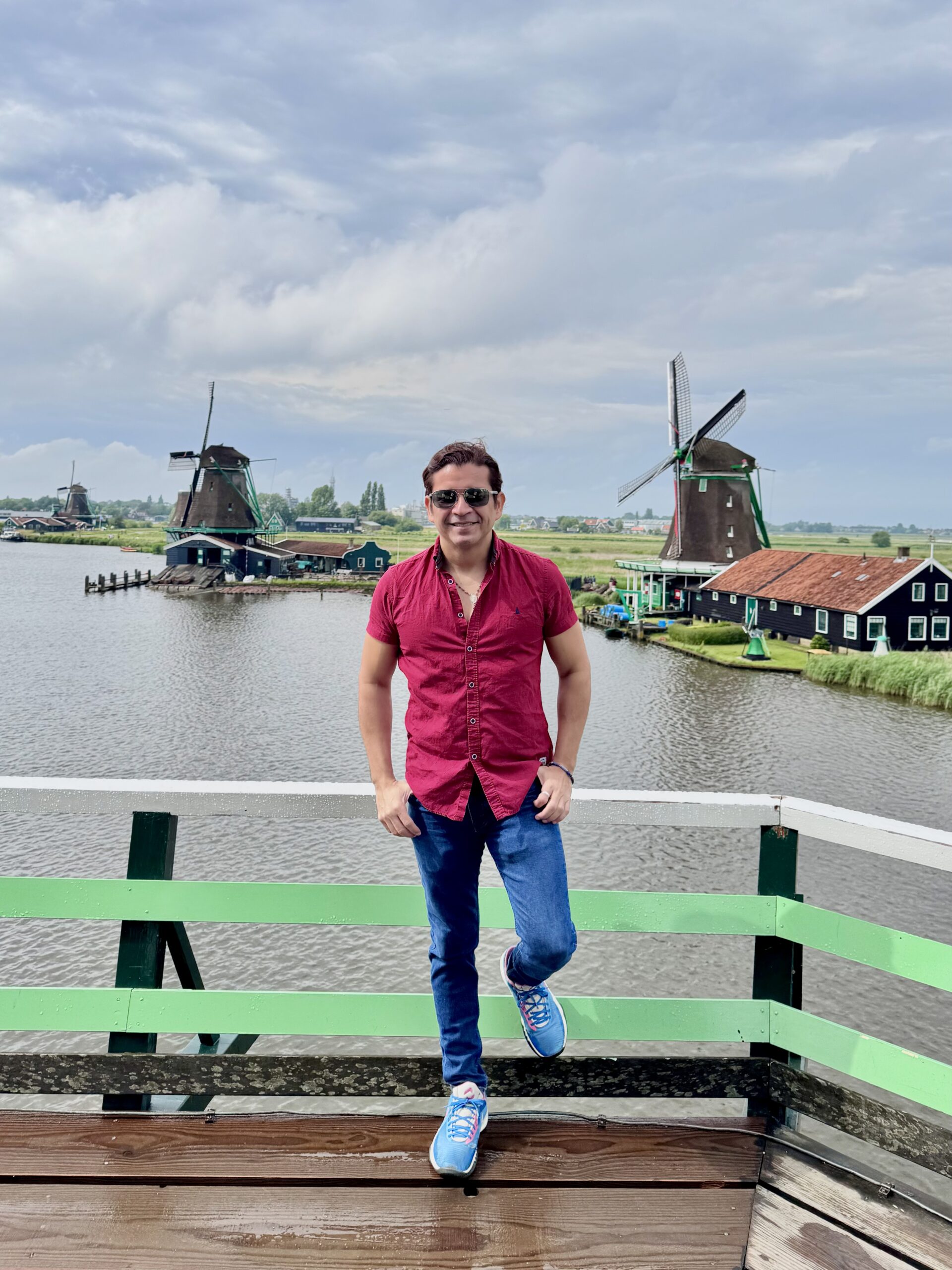 José Luis junto a los molinos de viento en Países Bajos