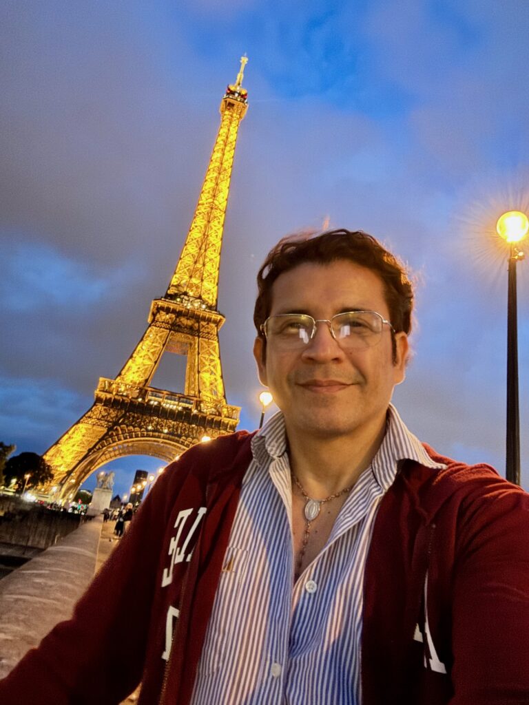 José Luis frente a la Torre Eiffel iluminada en París