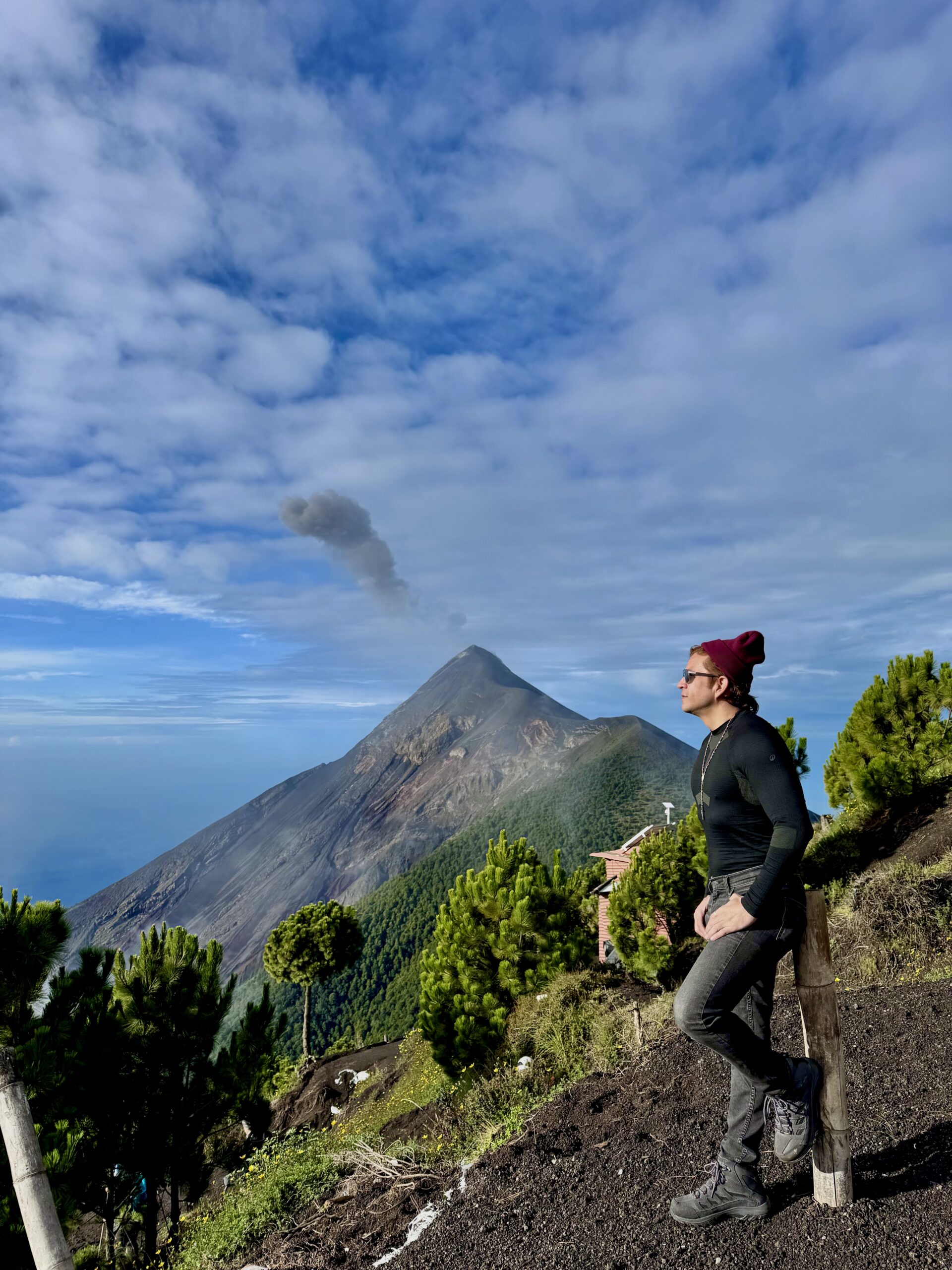 José Luis contemplando un volcán durante un viaje