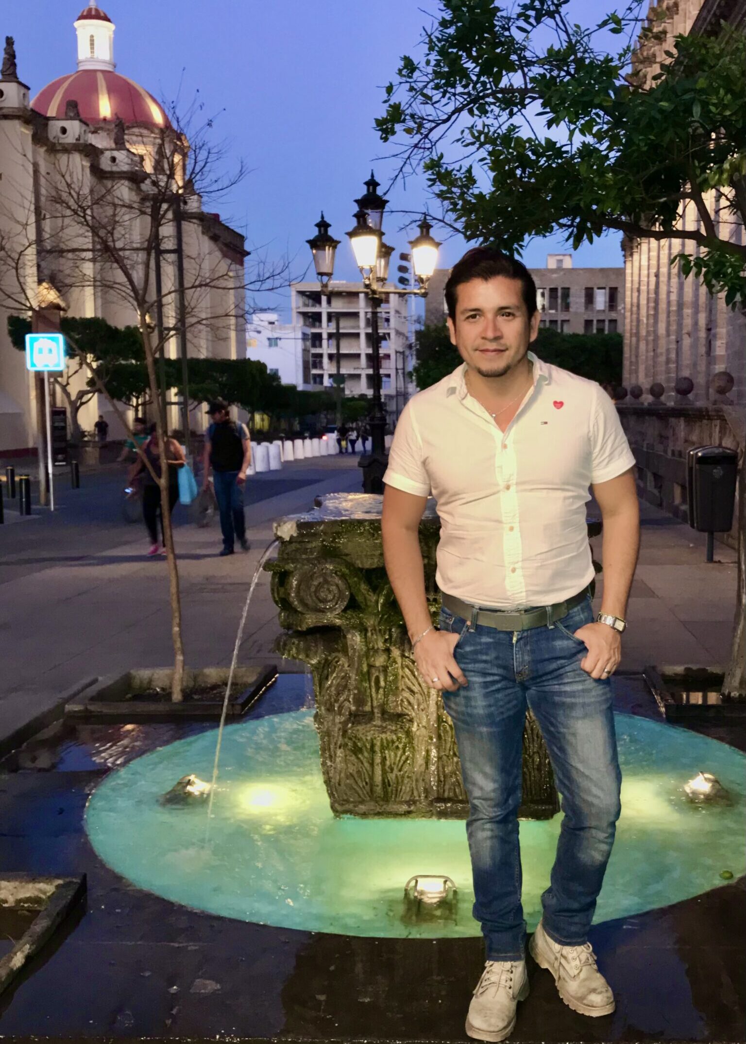 José Luis en una plaza al atardecer durante uno de sus viajes
