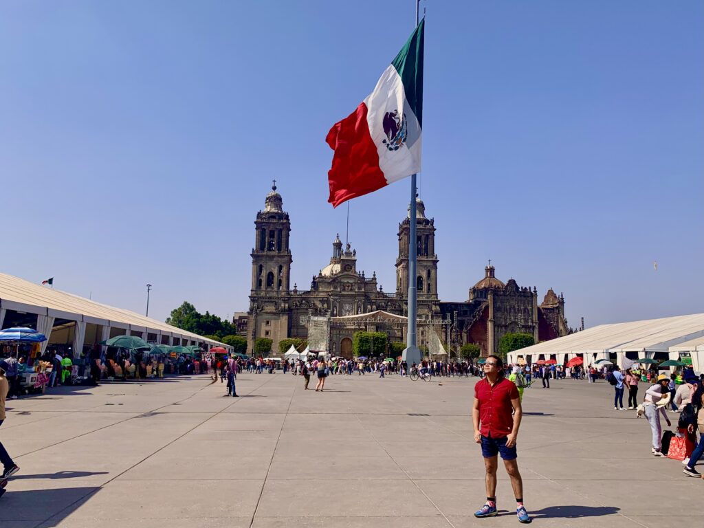 Bandera de México y Catedral Metropolitana en el Zócalo de Ciudad de México