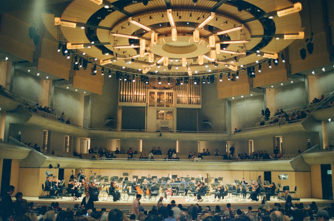 Orquesta sinfónica actuando en una sala de conciertos